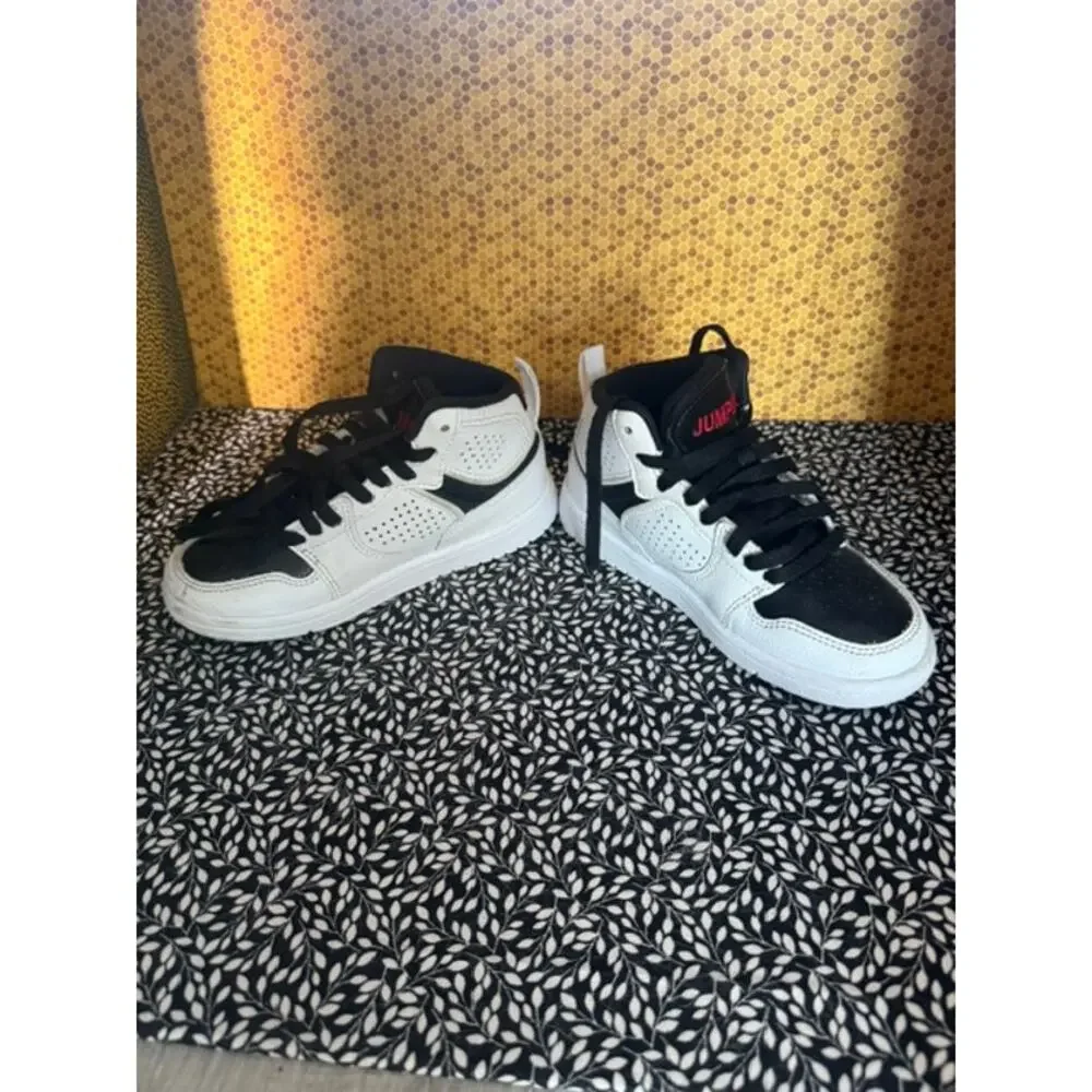 NIKE AIR JORDAN KIDS SIZE ( 11C )